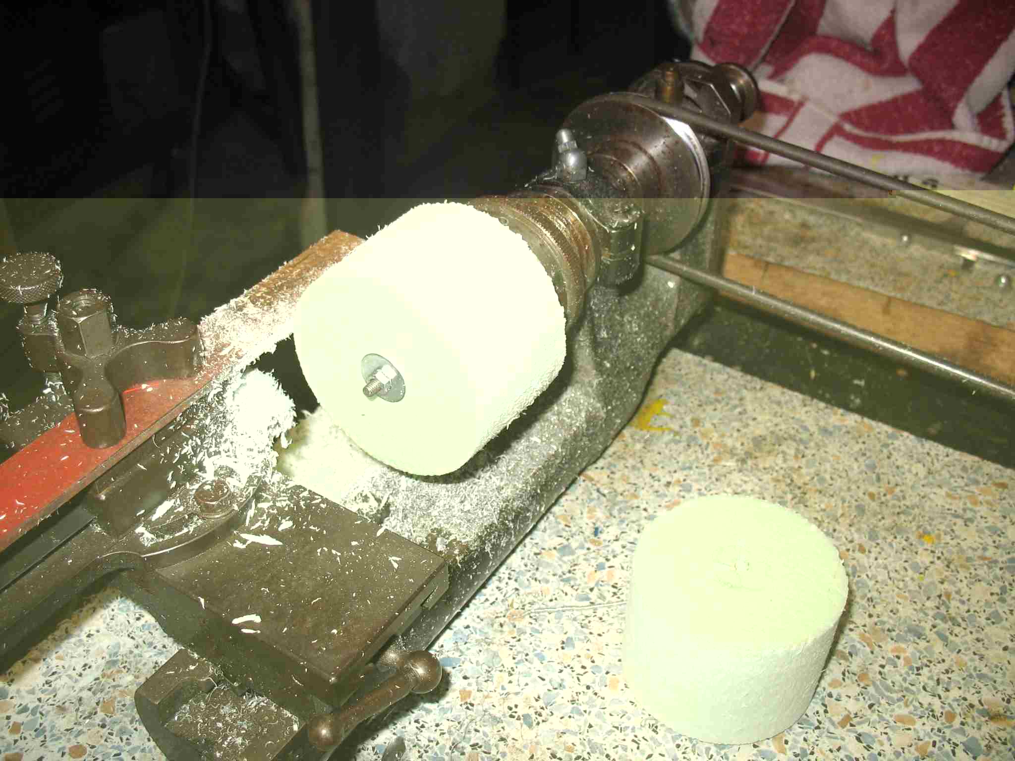 the piston consists of 3 sections of hard-foam and is milled on a little lathe